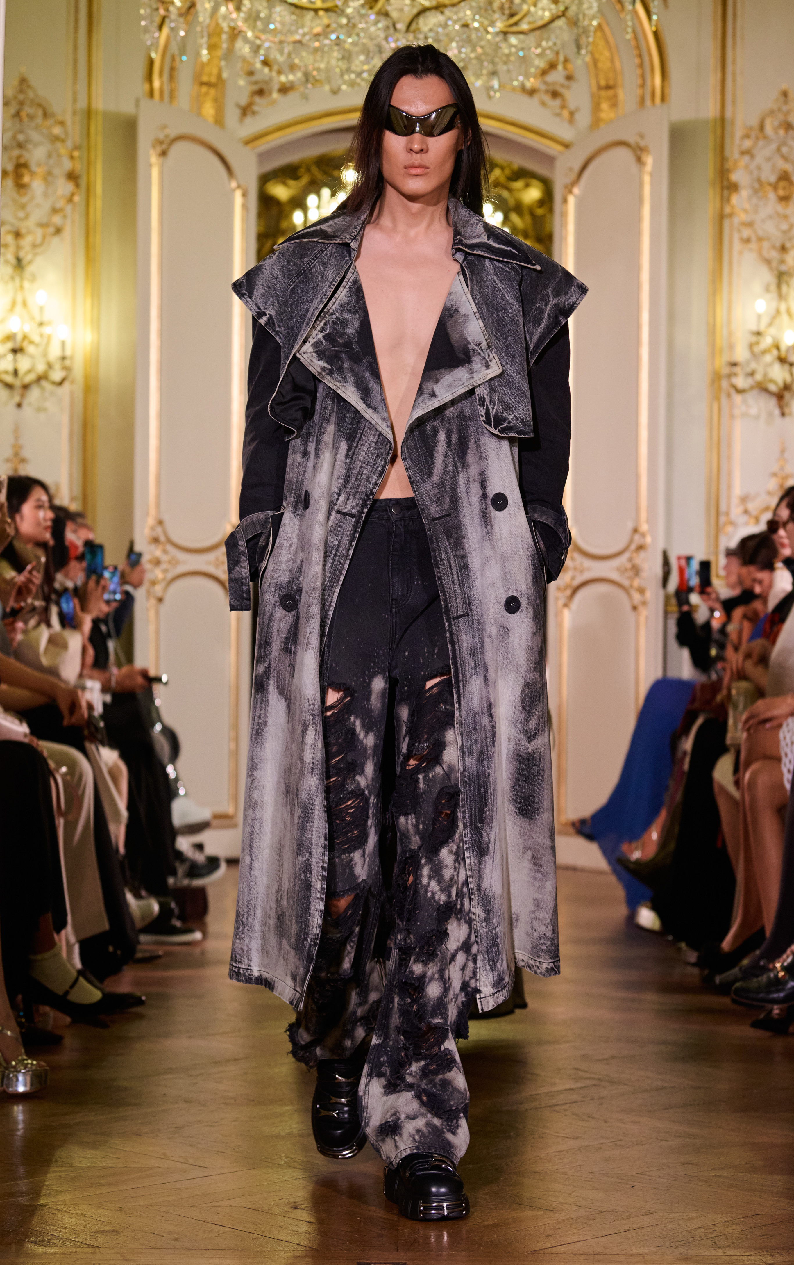 Thiết kế denim phá cách gây ấn tượng tại Tuần lễ thời trang Paris - 5
