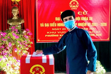 Ấn tượng hình ảnh nam giới tại Huế mặc áo dài đi bầu cử