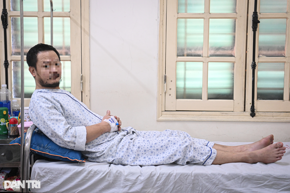 Hà Nội: Vợ chở chồng tìm viện trong đêm, ghế đá thành giường vì muỗi - 1 Hà Nội: Vợ chở chồng tìm viện trong đêm, ghế đá thành giường vì muỗi - 1