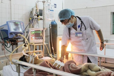 Đốt sắt vụn, thiếu niên 13 tuổi bị vỏ đạn găm vào cột sống