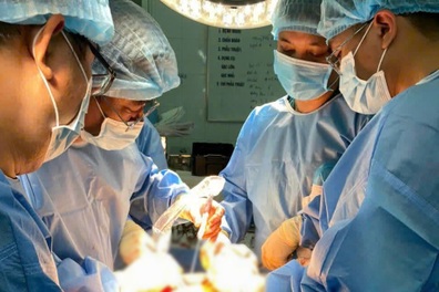 Bệnh nhân "quên" dụng cụ kết hợp xương 4 năm trong chân, vít bị tuôn đầu
