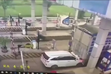 Xe con nát đầu vì bám đuôi xe tải qua trạm thu phí BOT