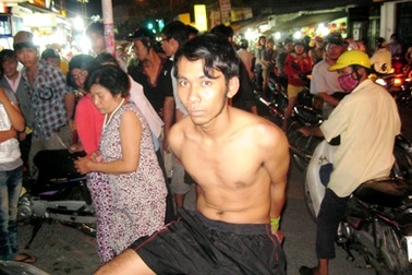 Nhóm “hiệp sĩ” bắt “nóng” 2 tên cướp giật