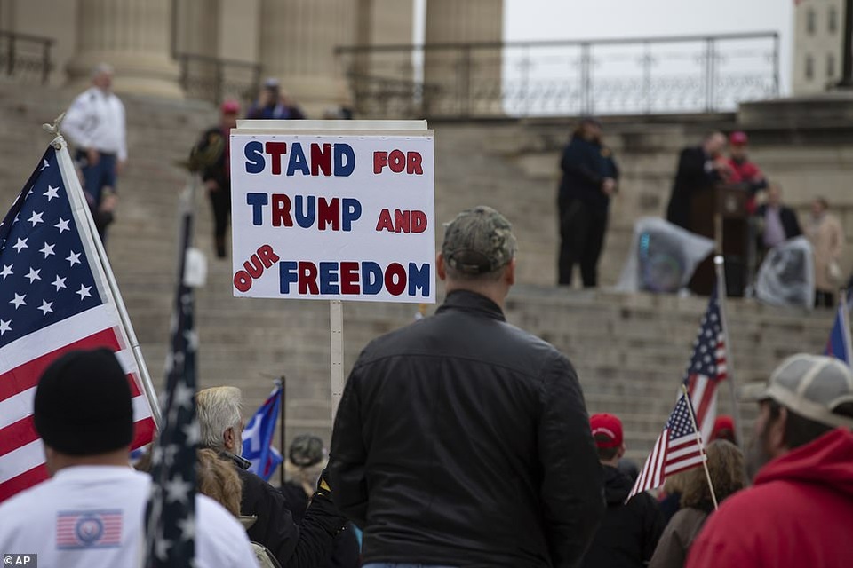 Người ủng hộ Trump biểu tình rầm rộ, bao vây nghị viện tại nhiều bang Mỹ - 11 Người ủng hộ Trump biểu tình rầm rộ, bao vây nghị viện tại nhiều bang Mỹ - 11