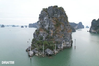 Tháo dỡ dàn đèn nghệ thuật 140 tỷ đồng "vô dụng" ở Vịnh Hạ Long