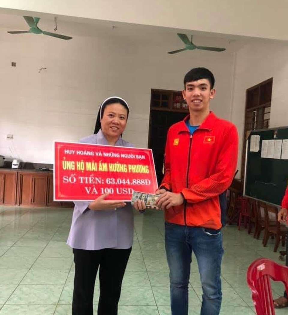 “Kình ngư” Nguyễn Huy Hoàng trích tiền thưởng SEA Games tặng quà trẻ em khuyết tật - 1 “Kình ngư” Nguyễn Huy Hoàng trích tiền thưởng SEA Games tặng quà trẻ em khuyết tật - 1