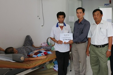 Trao gần 64 triệu đồng đến người đàn ông bị ung thư chăm vợ tai biến