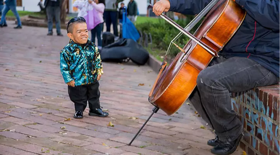 Người đàn ông được công nhận lùn nhất thế giới lần thứ hai trong đời - 1 Người đàn ông được công nhận lùn nhất thế giới lần thứ hai trong đời - 1