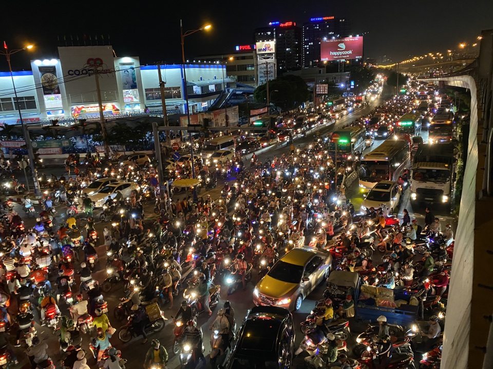 Cửa ngõ Sài Gòn “thất thủ”, CSGT ngăn xe vào trung tâm Thủ Đức - 3 Cửa ngõ Sài Gòn “thất thủ”, CSGT ngăn xe vào trung tâm Thủ Đức - 3
