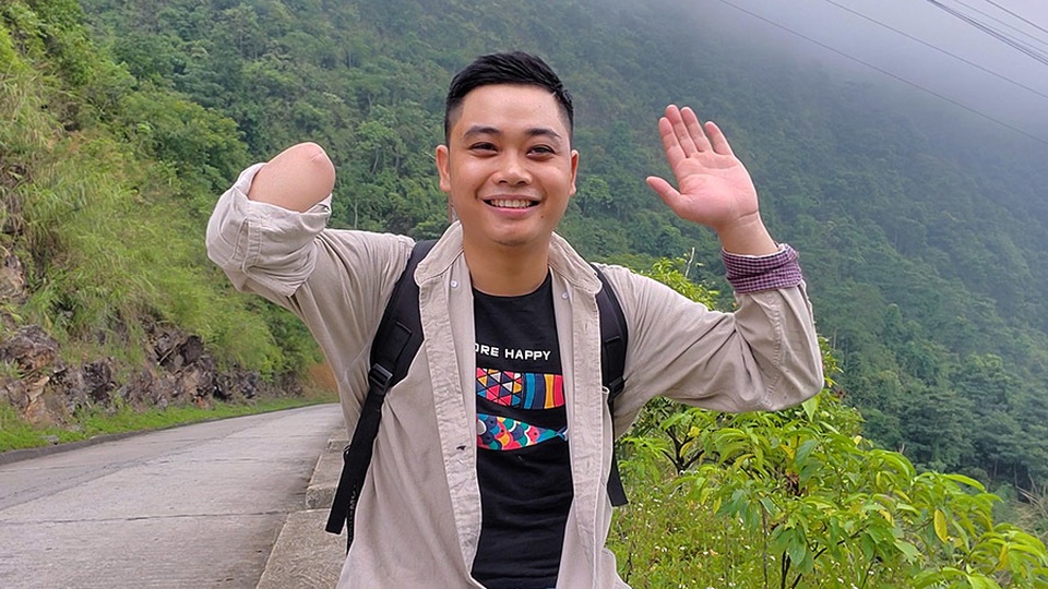 Chàng trai một tay vượt lên số phận làm vlog truyền cảm hứng - 1 Chàng trai một tay vượt lên số phận làm vlog truyền cảm hứng - 1
