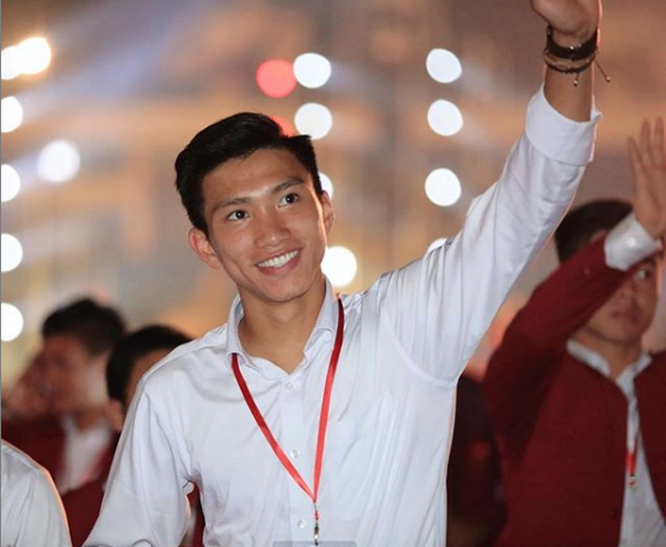 Đoàn Văn Hậu ngày càng lột xác với hàng hiệu, thần thái không kém người mẫu - 12 Đoàn Văn Hậu ngày càng lột xác với hàng hiệu, thần thái không kém người mẫu - 12