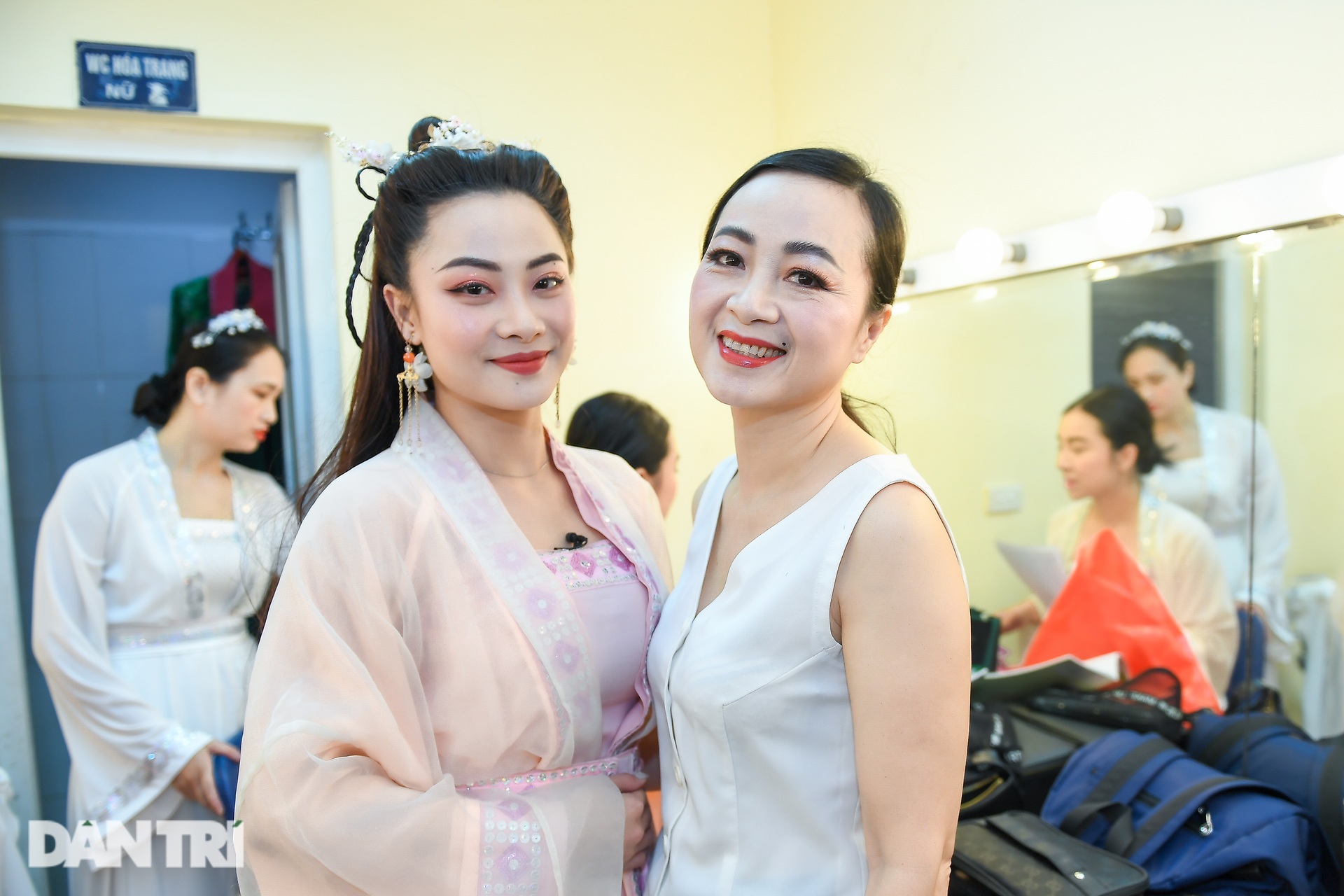 NSƯT Linh Huệ hóa Tú Bà được đàn em hôn lên má ở hậu trường sân khấu Hà Nội - 6 NSƯT Linh Huệ hóa Tú Bà được đàn em hôn lên má ở hậu trường sân khấu Hà Nội - 6