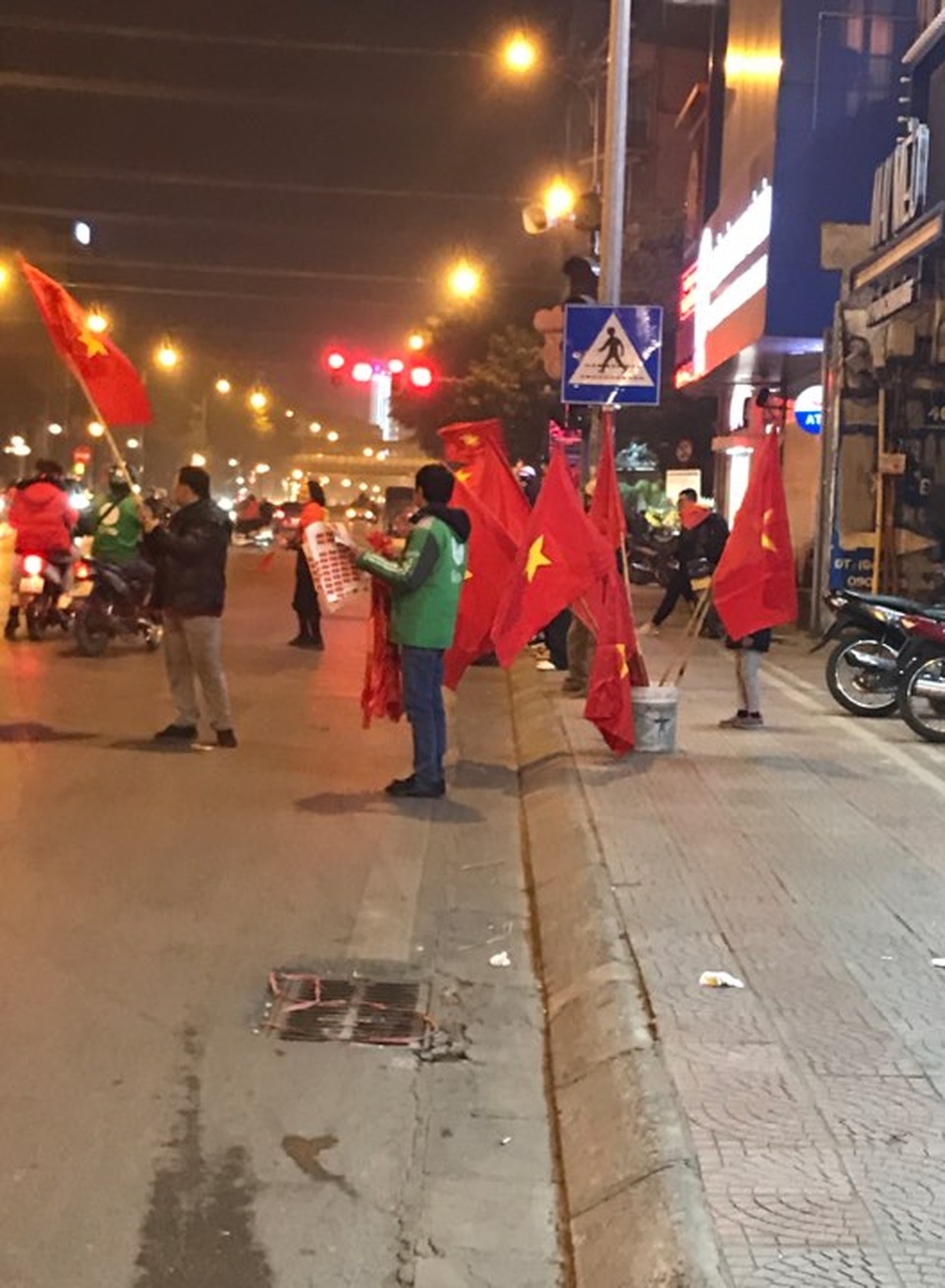 100.000 đồng/lá cờ, dân Hà Nội bạo chi không tiếc đi... “bão” - 4 100.000 đồng/lá cờ, dân Hà Nội bạo chi không tiếc đi... “bão” - 4