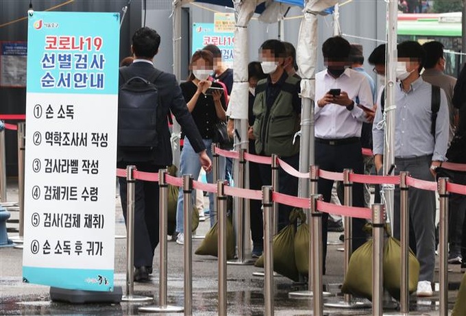 Người dân xếp hàng chờ xét nghiệm COVID-19 tại Seoul, Hàn Quốc, ngày 10/9/2021. Ảnh: Yonhap/ TTXVN