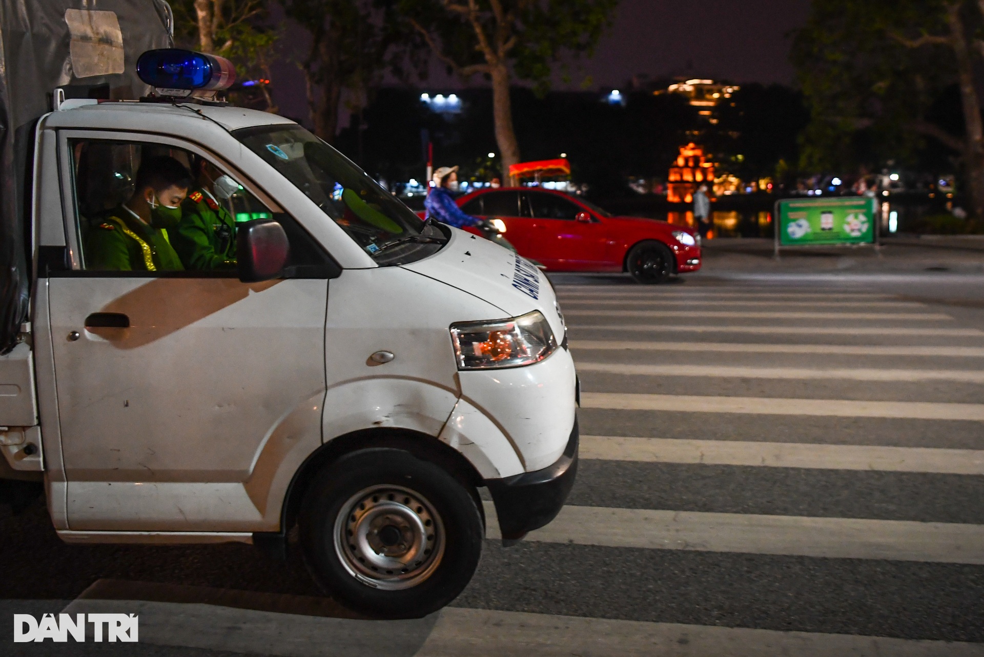 Đường phố Hà Nội vắng vẻ khác lạ đêm giao thừa đón chào năm mới 2022 - 14 Đường phố Hà Nội vắng vẻ khác lạ đêm giao thừa đón chào năm mới 2022 - 14