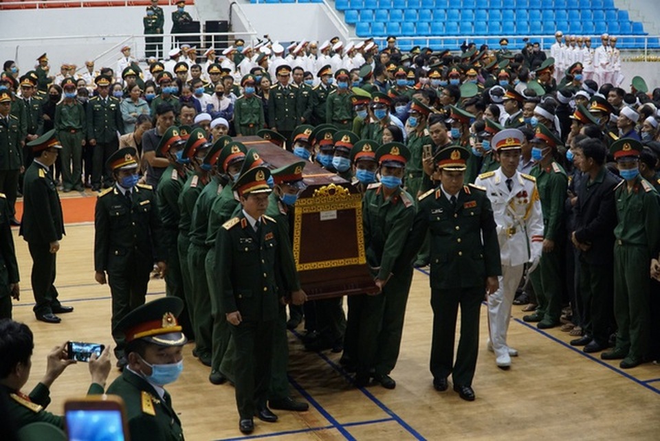 Hai liệt sĩ Đoàn 337 yên nghỉ tại Nghĩa trang Quốc gia đường 9 - 5 Hai liệt sĩ Đoàn 337 yên nghỉ tại Nghĩa trang Quốc gia đường 9 - 5