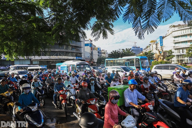 So sánh giao thông TPHCM: Trước giãn cách ùn tắc, nay chỉ còn xe cứu thương - 7 So sánh giao thông TPHCM: Trước giãn cách ùn tắc, nay chỉ còn xe cứu thương - 7