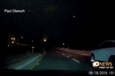 Vệt sáng bí ẩn bay vụt qua bầu trời đêm đầy sao ở Nam California