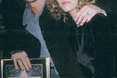 Johnny Depp: “Đừng che khuất tầm nhìn của tôi thế chứ”