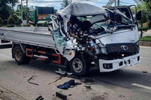 Đầu xe tải bẹp dúm, cảnh sát cắt cửa cứu nạn nhân