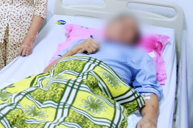 Lội bùn, người đàn ông bị vi khuẩn lạ "ăn" từ chân lên bụng trong 1 ngày