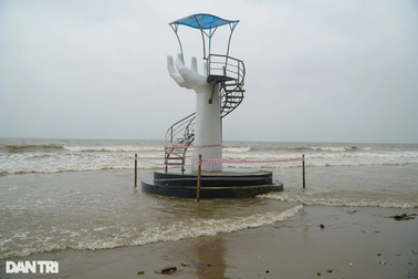 Sẽ lắp cửa khóa cầu thang lên chòi canh hình bàn tay ở Thanh Hóa