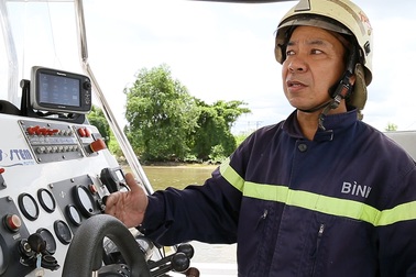 Người lính gần 30 năm lái tàu chữa cháy trên sông