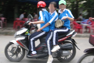 Chở ba, không mũ bảo hiểm, sinh viên vẫn… cười