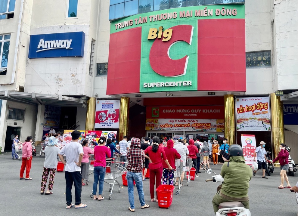 TPHCM: Người dân xếp hàng dài chờ mua thực phẩm, siêu thị không thiếu đồ - 5 TPHCM: Người dân xếp hàng dài chờ mua thực phẩm, siêu thị không thiếu đồ - 5