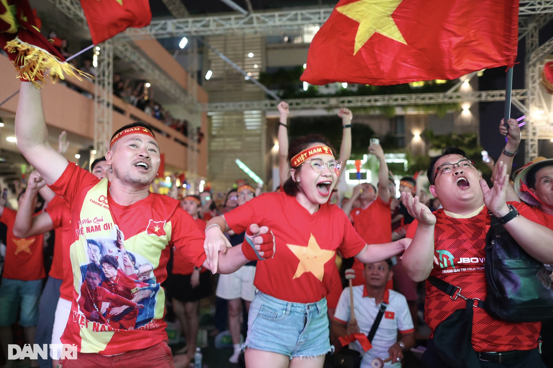 Không khí hàng triệu người hâm mộ cả nước cuồng nhiệt cổ vũ tuyển Việt Nam - 23 Không khí hàng triệu người hâm mộ cả nước cuồng nhiệt cổ vũ tuyển Việt Nam - 23