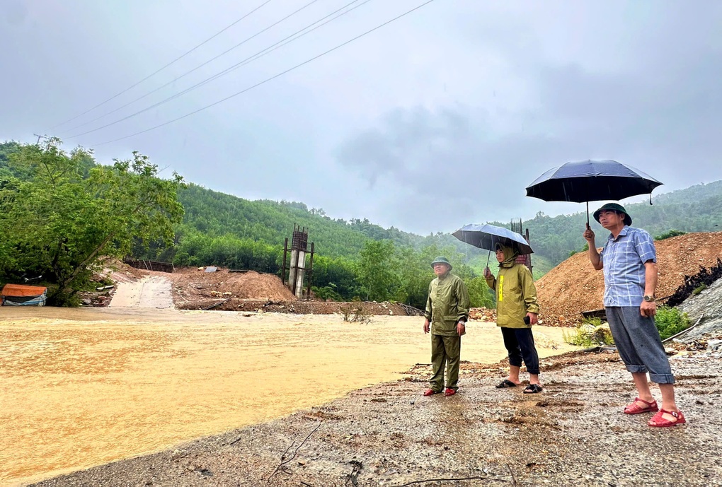 Công an, quân đội căng sức giúp dân di dời tài sản, tránh lũ quét - 3 Công an, quân đội căng sức giúp dân di dời tài sản, tránh lũ quét - 3