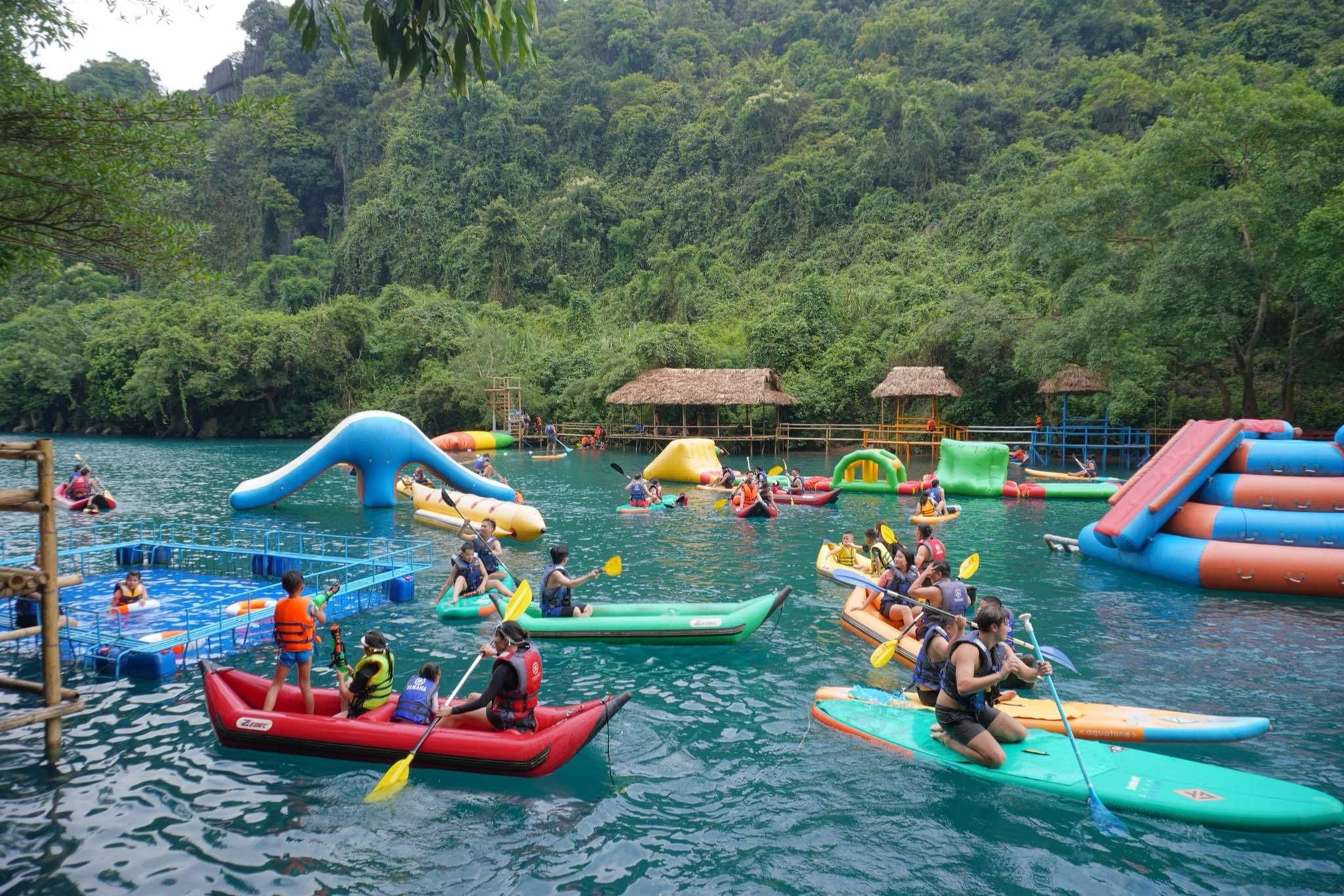 Loạt bãi biển nổi tiếng miền Trung chật như nêm dịp lễ 30/4-1/5 - 5 Loạt bãi biển nổi tiếng miền Trung chật như nêm dịp lễ 30/4-1/5 - 5