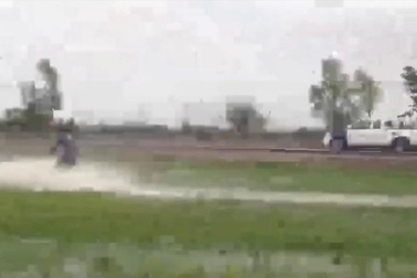 Bán tải "độ" vất vả đuổi máy cày