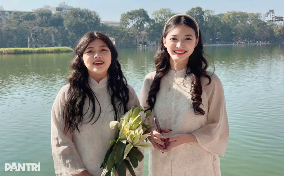 Hà Nội: 1m2 có hàng chục nàng thơ chen chúc nhau chụp ảnh áo dài Tết - 1 Hà Nội: 1m2 có hàng chục nàng thơ chen chúc nhau chụp ảnh áo dài Tết - 1