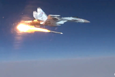 "Bóng ma bầu trời" Su-35 Nga phóng tên lửa, bắn hạ trực thăng của Ukraine