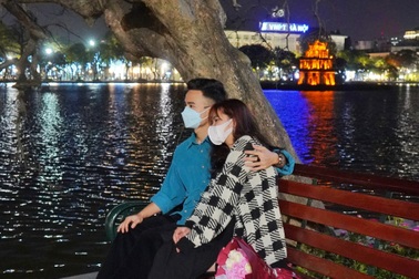 Giới trẻ Hà Nội tình tứ hẹn hò tối 8/3