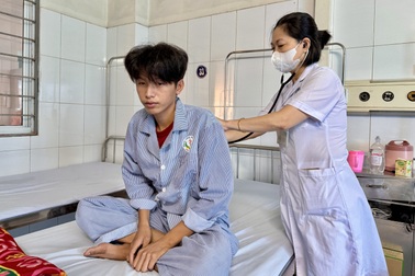 Ông bố người Mông bị ung thư, mong được giúp để về với bạn đời và con thơ