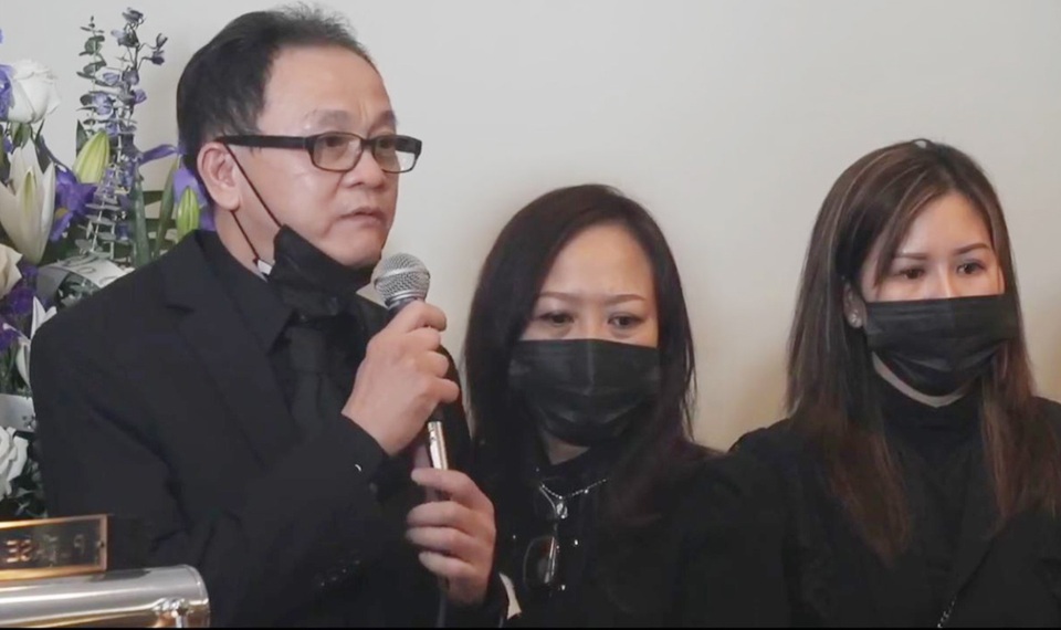 Đồng nghiệp nghẹn ngào khi thấy chiếc micro an táng cùng Vân Quang Long - 6 Đồng nghiệp nghẹn ngào khi thấy chiếc micro an táng cùng Vân Quang Long - 6