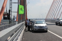 Vô tư dạo mát, chụp ảnh selfie trên cây cầu 7.000 tỉ đồng vừa thông xe