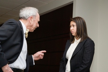 Sốc khi được bố chồng nhờ giữ dùm... danh dự