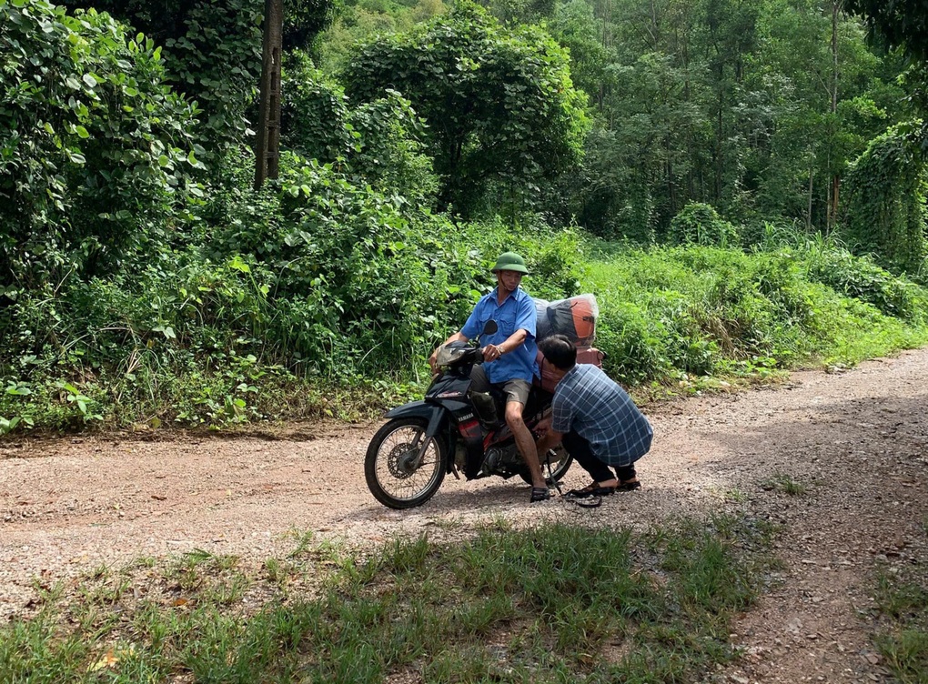 Bố ôm hành lý bơi vượt lũ sâu 2,5m đưa con gái kịp chuyến bay du học - 1