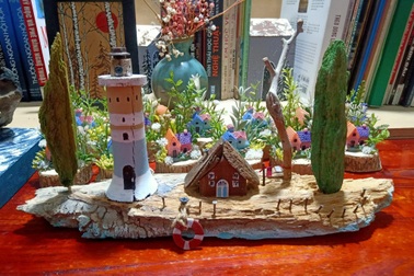 Chàng trai 9X bỏ việc giảng viên, kiếm tiền từ thiết kế nhà mini từ gỗ vụn