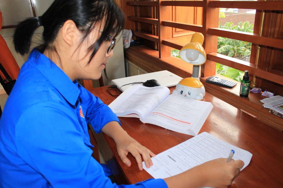 Nữ sinh miền núi đạt học sinh 3 tốt toàn quốc: Tự học hỏi trên internet - 2 Nữ sinh miền núi đạt học sinh 3 tốt toàn quốc: Tự học hỏi trên internet - 2