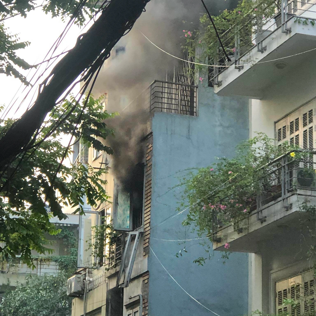5 người leo ban công thoát vụ cháy giữa trung tâm Hà Nội - 3 5 người leo ban công thoát vụ cháy giữa trung tâm Hà Nội - 3
