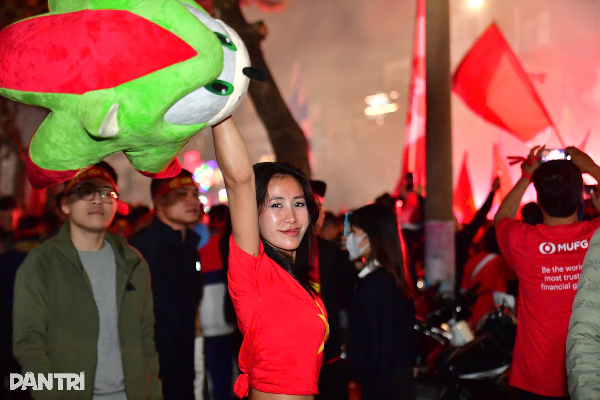 Không khí lễ hội ở Việt Trì khi tuyển Việt Nam thắng Thái Lan - 4 Không khí lễ hội ở Việt Trì khi tuyển Việt Nam thắng Thái Lan - 4