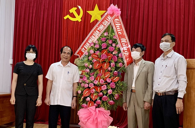Lãnh đạo các tỉnh Tây Nguyên thăm chúc mừng ngày thầy thuốc Việt Nam - Ảnh 2. Lãnh đạo các tỉnh Tây Nguyên thăm chúc mừng ngày thầy thuốc Việt Nam - Ảnh 2.