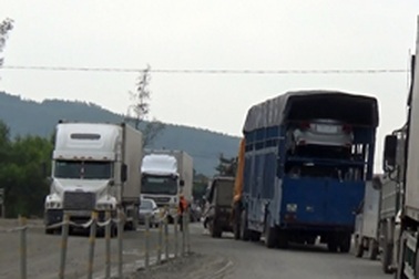 Công trường mở rộng QL1A gây tắc nghẽn nghiêm trọng