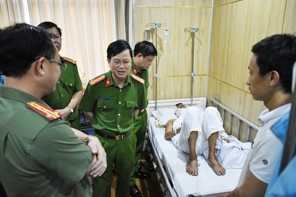 Thượng úy CSGT bị chém trọng thương khi bắt giữ tàu “cát tặc” - 1 Thượng úy CSGT bị chém trọng thương khi bắt giữ tàu “cát tặc” - 1