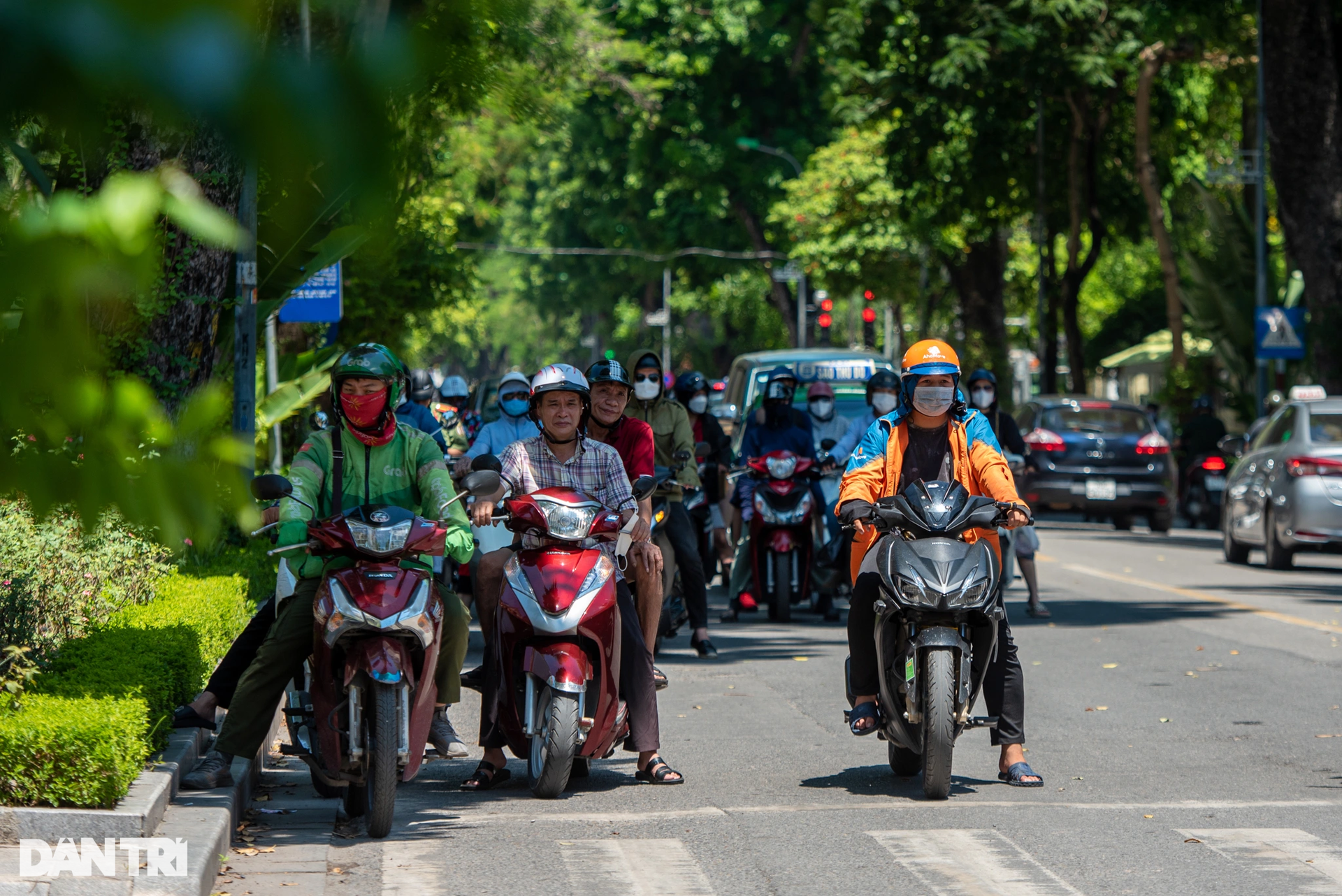 Hà Nội nắng nóng đỉnh điểm, đường phố vắng bóng người giữa trưa - 6 Hà Nội nắng nóng đỉnh điểm, đường phố vắng bóng người giữa trưa - 6