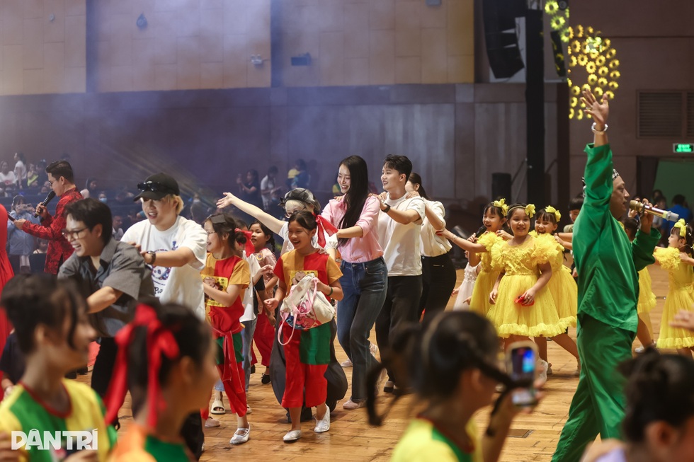 Mang “Trung thu yêu thương” đến 1.000 trẻ em TPHCM - 11 Mang “Trung thu yêu thương” đến 1.000 trẻ em TPHCM - 11